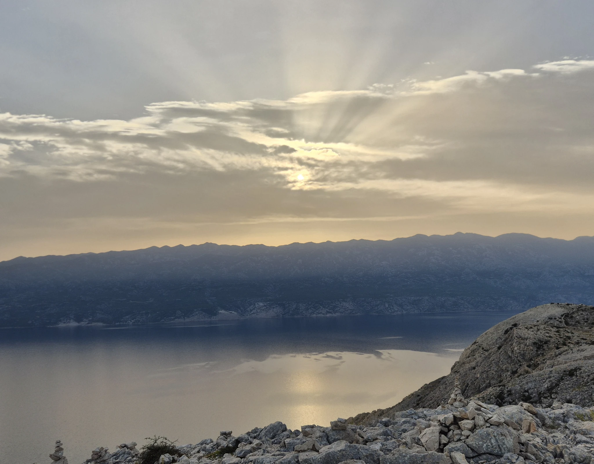 Sunce iznad Velebita